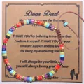 Bracelet fait main en pierres naturelles colorées sur une carte cadeau 'Dear Dad' sentimentale - Thème Cher Papa 07 (Pierre multicolore et perles dorées)
