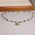 Collier vintage en perles colorées avec pendentif croix dorée pour femme élégante. - Pendentif Croix et Perles Multicolores (XL0139)