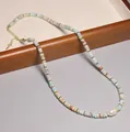 Collier élégant en perles de verre colorées avec une perle d'eau douce naturelle. - Style Grande Perle et Glaçure Multicolore (XL0136)