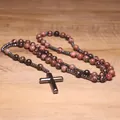 Handgefertigte Rosenkranzkette aus Natursteinperlen mit einem schlichten Metallkreuz - Rot mit schwarzen Linien