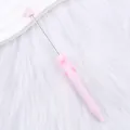 Bolígrafo rosa para cuentas con lazos sobre fondo de piel sintética blanca suave - Decoración Lazo Rosa Oscuro (62)