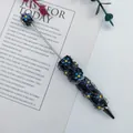 Penna a perline floreale artigianale con strass neri e decorazione a fiori blu chic - Nero