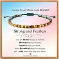 Verstelbare natuursteen morsecode armband met gouden kralen op een mooie cadeaubon - Strong and fearless african pine