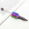 Luxuriöser Strass-Kugelschreiber mit buntem Kunstpelz und funkelnden Kristall-Details - Regenbogen