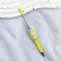 Bolígrafo amarillo DIY decorado con lentejuelas de estrellas sobre fondo blanco - Punta de Bala de 1,0 mm / Amarillo Macaron