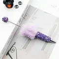 Luxe paarse strassteentjes balpen met decoratieve lavendelkleurige nepbont pompon detail - Paars (AB Paars Vlies)