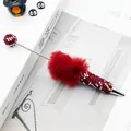 Eleganter Kugelschreiber mit roten Strasssteinen und flauschigem Kunstpelz-Pompon - Burgunderrot (AB Burgundervlies)