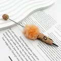 Luxus-Kugelschreiber mit Strass-Leopardenmuster und orangefarbenem Plüsch-Pompon. - Goldenes Einfarbiges Fell