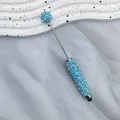 Detailaufnahme eines hellblauen Strass-Stylus-Stifts mit eleganten Perlenakzenten. - 1 Stück / Himmelblau
