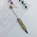 Festlicher DIY Weihnachts-Kugelschreiber mit roten und grünen Strasssteinen zum Basteln - Weihnachtsfarben