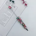 Bolígrafo navideño con cuentas rojas verdes blancas y figuras festivas - Punta de Bala (1.0mm) / Multicolor