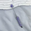 Eleganter DIY-Eingabestift mit lila Perlen und irisierenden Strasssteinen auf Stoff - 1 Stück / Dunkellila
