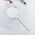 Piccolo specchio da trucco bianco rotondo fai-da-te con manico in metallo portatile - 14.6x5.4cm / Bianco