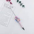 Lindo bolígrafo rosa decorado con cuentas de colores en forma de corazón para niñas - Punta de bala de 1,0 mm / Rosa Caramelo Claro (51)