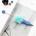 Luxuriöser Kugelschreiber mit Strassbesatz und einem weichen, cyanfarbenen Pelzbommel - Blau (AB Blaues Vlies)