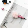 Vollständig mit Strass besetzter rosa Kugelschreiber mit weichem Kunstpelz-Bommel. - Rosa (AB Rosa Vlies)