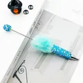 Eleganter blauer Strass-Kugelschreiber mit türkisfarbenem Kunstfell-Pompon verziert - Himmelblau (AB Himmelblaues Vlies)