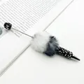 Eleganter Luxus-Kugelschreiber mit Strass und weiß-grauem flauschigem Pelzbommel - Leopardenmuster