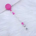 Rosa perlenbesetzter einziehbarer Ausweishalter für DIY-ID-Karten auf weißem Pelzhintergrund - Einzelverpackung / Fuchsia