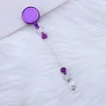 Retraktions lila Perlen Ausweishalter auf einem weichen weißen Kunstfell Hintergrund - Einzelverpackung / Amethyst