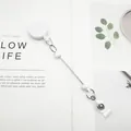 Minimalistischer weißer ausziehbarer Perlen-Ausweishalter für Ausweise und Schlüssel - Einzelverpackung / Reinweiß