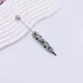 Stylo à perles strass de luxe avec accents de cœurs verts sur fond blanc texturé - Vert