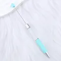 Bolígrafo de cuentas DIY azul claro para abalorios y flores en fondo de piel blanca - Azul Claro Caramelo