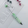 Grüner DIY-Perlenkugelschreiber mit flauschigen Herzperlen und glänzenden Strasssteinen - 1,0mm Kugelkopf / Grün