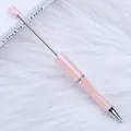Bolígrafo de cuentas rosa galvanizado con acabado brillante sobre fondo de felpa - Paquete Individual / Rosa Claro Caramelo