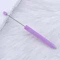 Bolígrafo de cuentas DIY morado con mango largo y varilla de metal sobre fondo de piel blanca - Púrpura