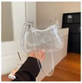 Vista detallada del moderno bolso de axila de PVC transparente con cremallera blanca pura - Transparente