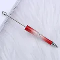 Elegante bolígrafo DIY con cuentas degradado rojo sobre fondo de piel sintética blanca. - 5-Degradado Rojo Brillante