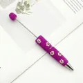 Bolígrafo de cuentas DIY púrpura con detalles brillantes de flores de margarita. - Punta de bala de 1,0 mm / Rosa Rojo Profundo