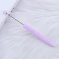 Bolígrafo largo lavanda para cuentas DIY con cuerpo grueso sobre piel blanca suave - Lavanda Claro