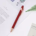 Eleganter weinroter Kugelschreiber mit roségoldenen Akzenten und Stylus-Spitze. - 1,0mm Kugelkopf / Burgunderrot