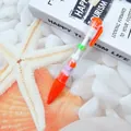 Süßer orangefarbener Gelschreiber mit bunten Perlen auf Stranddeko - Roter Cupcake / 0.5mm