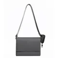 Vista frontal detallada del bolso bandolera gris texturizado con un mini monedero chic - Gris