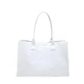 Detalle del bolso tote de PVC blanco con diseño de texto 'TOTE BAG' en relieve - Blanco