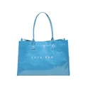 Detalle del bolso tote de PVC azul brillante con estampado 'TOTE BAG' y asas superiores. - Azul