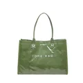 Vista detallada de un bolso tote de PVC verde con el texto blanco TOTE BAG impreso - Verde