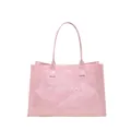 Vista frontal de un elegante bolso tote de PVC rosa con letras blancas TOTE BAG - Rosa