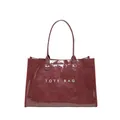 Detalle del bolso tote de PVC brillante burdeos con estampado TOTE BAG frontal - Rojo