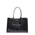 Vista detallada del bolso tote de PVC negro texturizado con el impreso TOTE BAG - Negro