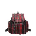 Klassischer roter Damenrucksack mit Karomuster, Silberkreuz und schwarzen Nietendetails - Rot/Schwarz Karo / Rot
