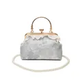 Bolso de mano vintage azul claro con estampado floral, encaje y elegante asa de perlas - Azul claro