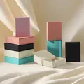 Pila de joyeros magnéticos estilo libro de colores, uno abierto mostrando un anillo - Caja de conjunto grande / Rosa Sakura