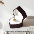 Elegantes herzförmiges Schmuckkästchen in Dunkellila mit weißem Samtfutter - Ringbox / Lila