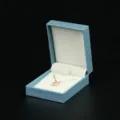 Scatola per ciondoli in carta blu chiaro testurizzata 6.8x8.0x3.1cm peso di 60g - Scatola per Ciondoli / 6.8x8.0x3.1cm / Celeste