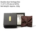 Boîte à bijoux vintage marron foncé avec plaque dorée et pochette en satin pour bracelets - Boîte Double Porte Heritage Couleur Bois Ajourée / 11.5x11.5x5.9cm