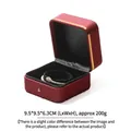 Rote PU-Leder-Schmuckschatulle mit Goldrand und elegantem Schlangenarmband innen - Armreifenbox / Burgunderrot